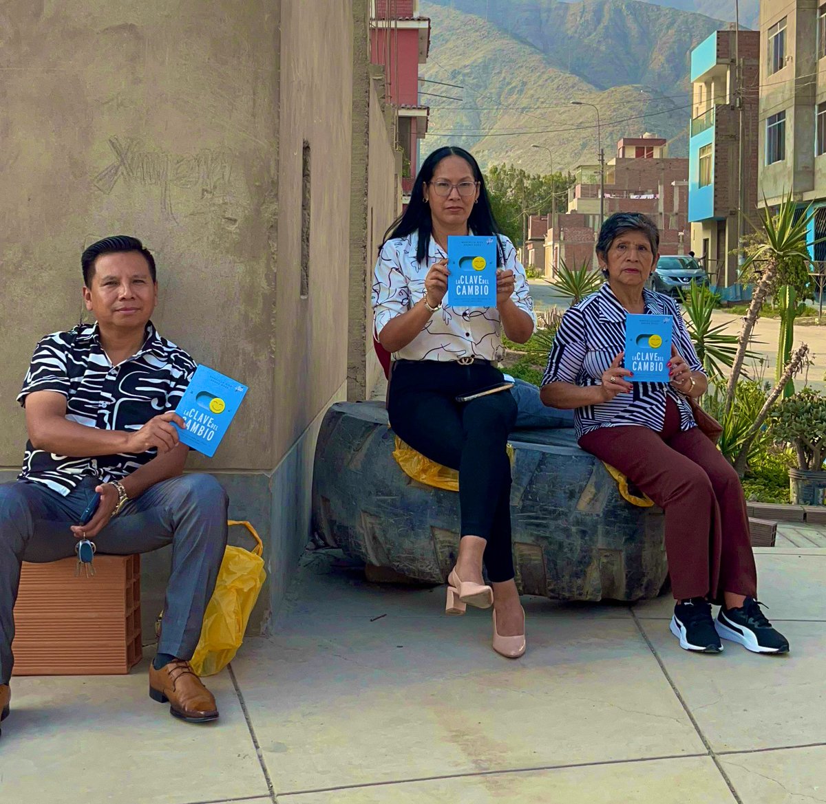 AdventistasAPCE's tweet photo. 📍APCE: desde la urbanización Sol de Huampani, se viene desarrollando el gran #ImpactoEsperanza, lugar donde muy pronto se plantará una nueva iglesia con la ayuda de los Jóvenes voluntarios #OYiM, comprometidos con la #MisionGloCal. #LaClaveDelCambio #PerúSiLee https://t.co/ZjbmB6V2vB