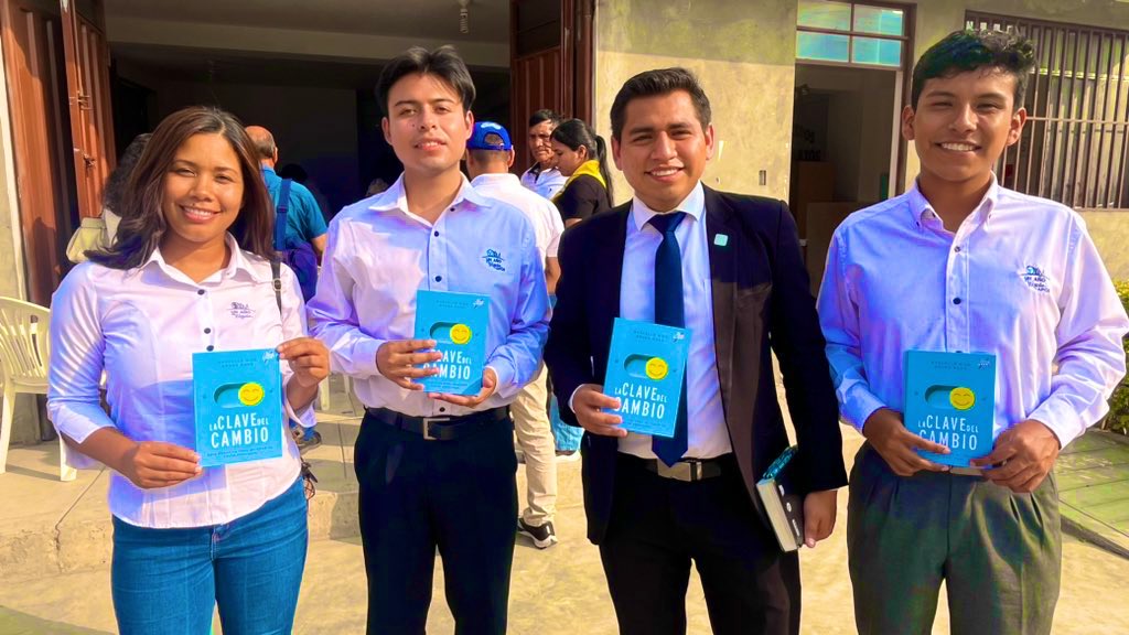 AdventistasAPCE's tweet photo. 📍APCE: desde la urbanización Sol de Huampani, se viene desarrollando el gran #ImpactoEsperanza, lugar donde muy pronto se plantará una nueva iglesia con la ayuda de los Jóvenes voluntarios #OYiM, comprometidos con la #MisionGloCal. #LaClaveDelCambio #PerúSiLee https://t.co/ZjbmB6V2vB