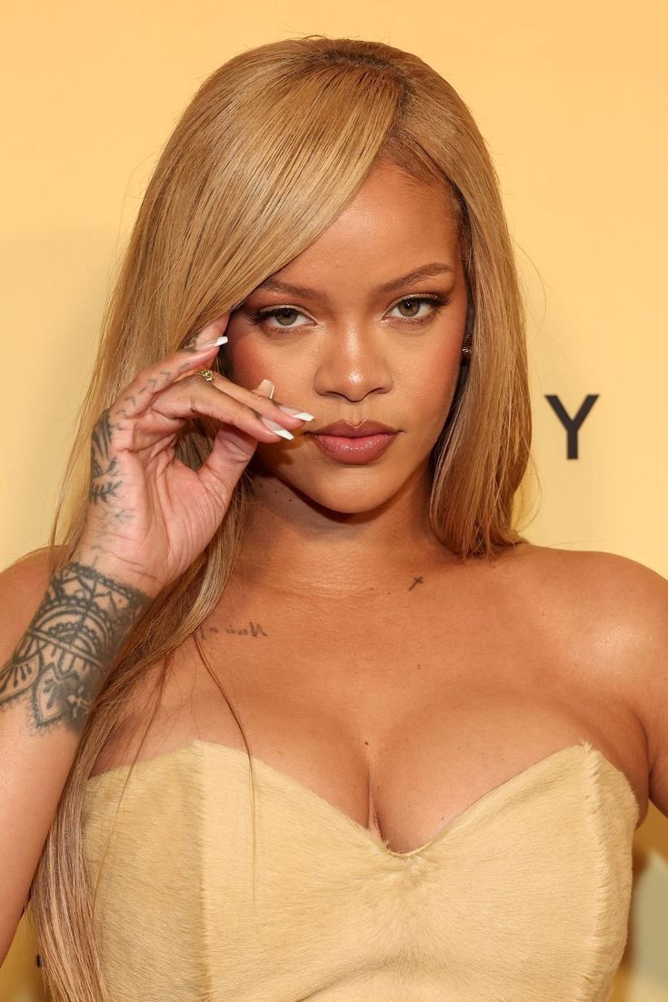 wuacess's tweet photo. MOM! Indicada em 6 categorias, Whestly Ucchi acaba de chegar ao red carpet do ‘American Music Awards’. #AMAsMWR https://t.co/0rKLFVmmrU