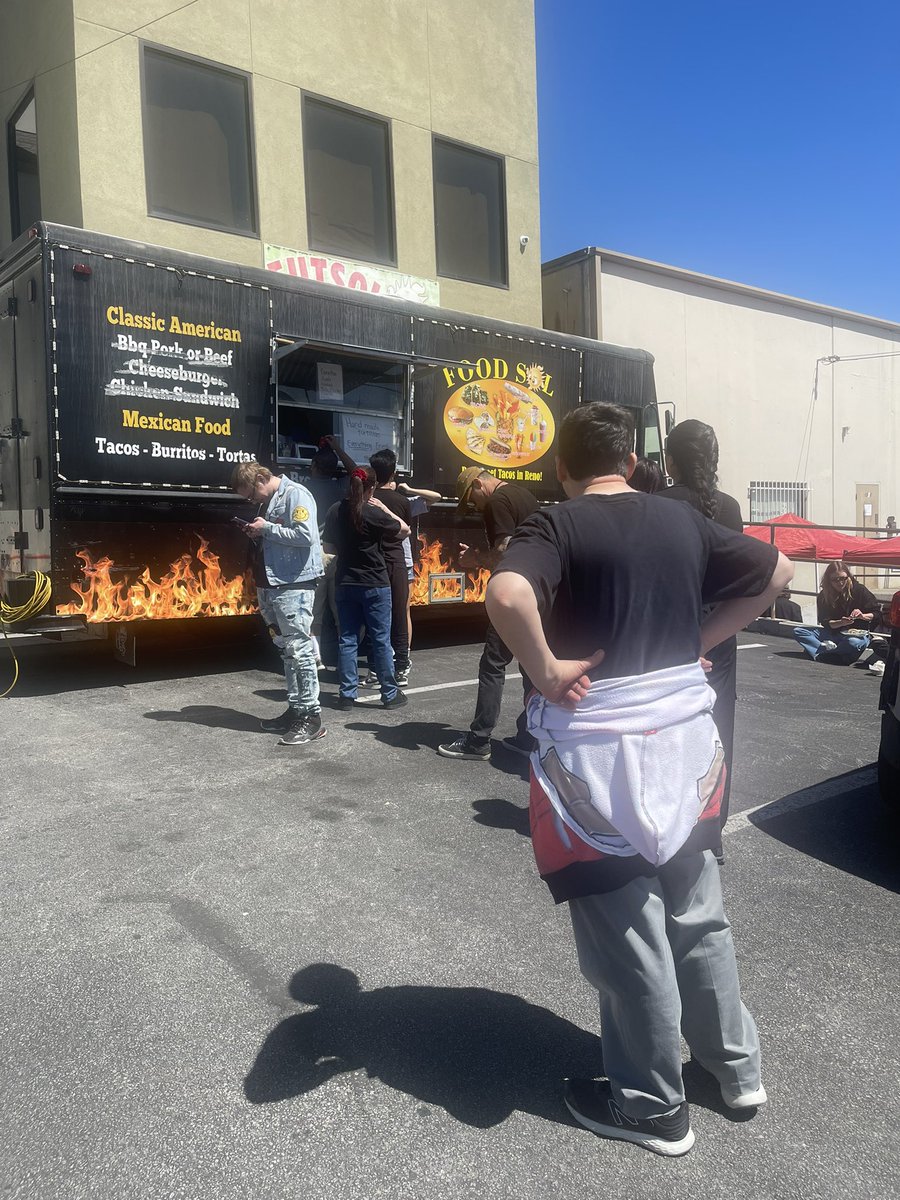 ElSoldeNevada's tweet photo. Food trucks come enjoy some food!!! @renopunkflea https://t.co/OSpFV8G3IA
