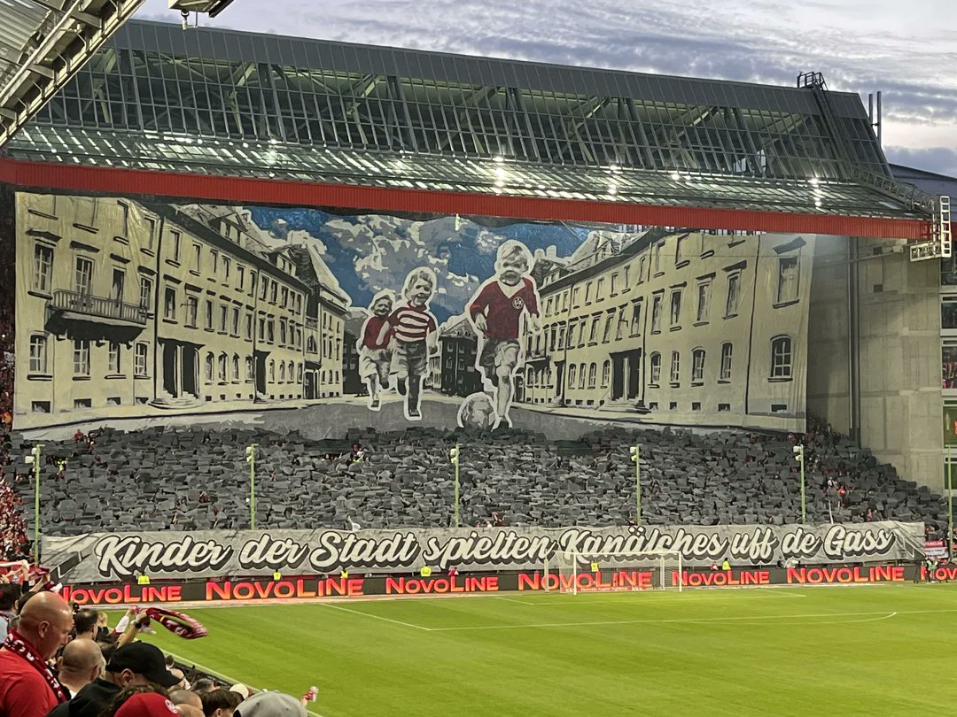 El Kaiserslautern ha sacado posiblemente el mejor tifo y mensaje de esta temporada.

📢Los niños de la ciudad jugaban en la calle.

La 2.Bundesliga es un regalo para los amantes de las gradas y la cultura de club.