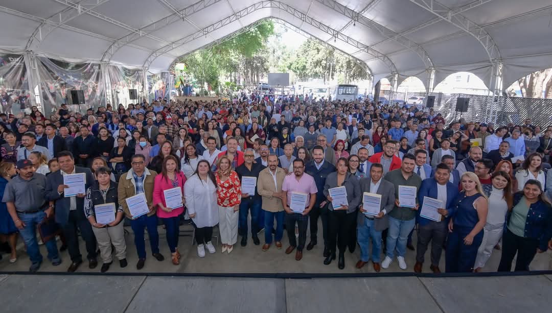 Pedro_RVillegas's tweet photo. Junto a mi esposa Paty Arévalo, tomé protesta a las y los nuevos integrantes de los #COPACIS y Delegados de #AtizapánDeZaragoza, con quienes trabajaremos de la mano para fortalecer la participación ciudadana, atender las necesidades de las familias y seguir impulsando un gobierno cercano, que escucha y da resultados.
Agradezco también la presencia de mi buen amigo @anuarazar así como de miembros del Cabildo, quienes nos acompañaron en este importante acto ciudadano.
¡Bienvenidas y bienvenidos a esta nueva etapa de trabajo en equipo!
#SigamosCreciendo