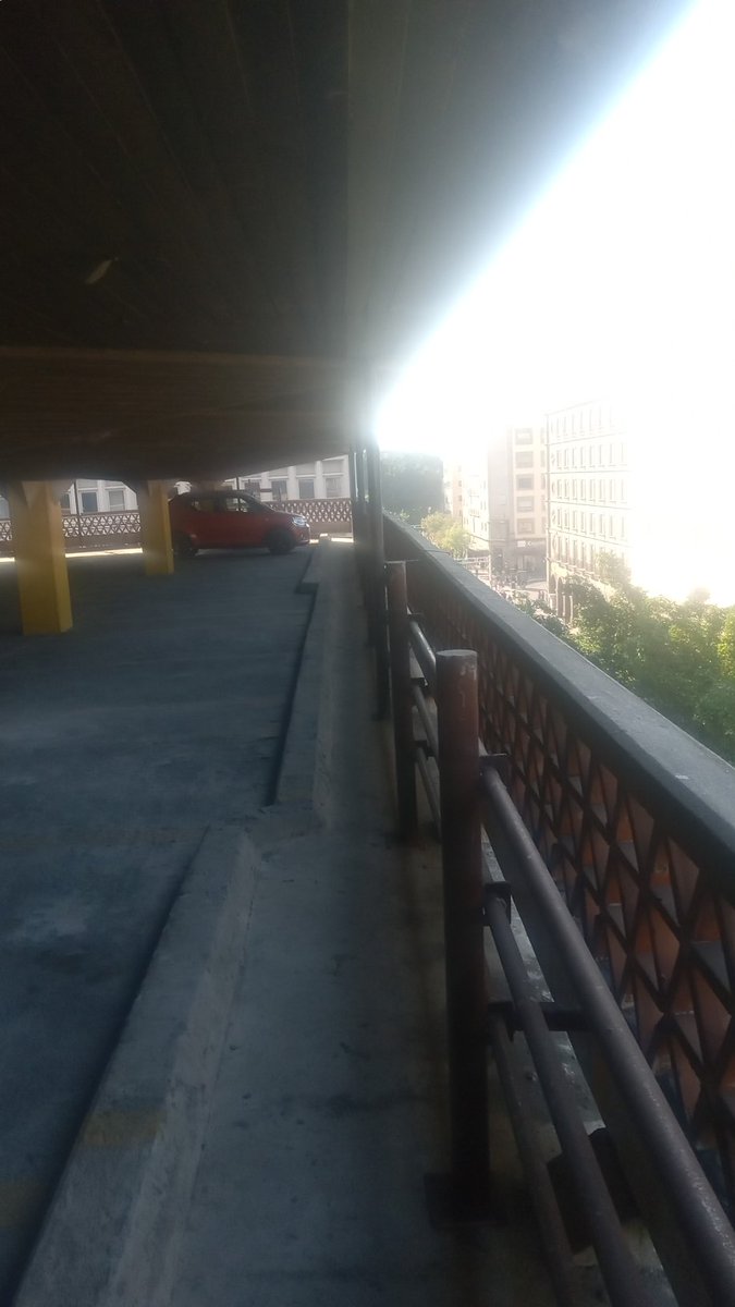 Este establecimiento 5 piso solo .... muyyy raro el auto que sube pero eso es lo existente no?????