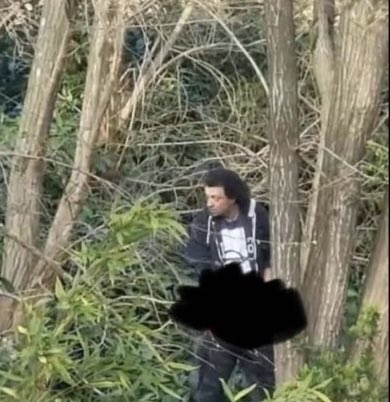 AlertesPed0's tweet photo. 🚨🇫🇷 ALERTE - Un homme a été vu en train de se masturber devant une école primaire à Élancourt, le 4 avril dernier. https://t.co/u88GACR3io