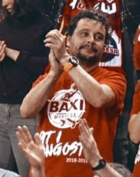 gradanimacio's tweet photo. Estem molt tristos! 😞

Avui ens ha deixat massa aviat, el Marcel Segura, un membre de la família 🔴

Company de passió, de graderia i un bon amic de membres de la Grada. 

Descansa en pau Marcel i vola ben amunt. 🕊️⚫️🥺 https://t.co/B0YkjrPXzL