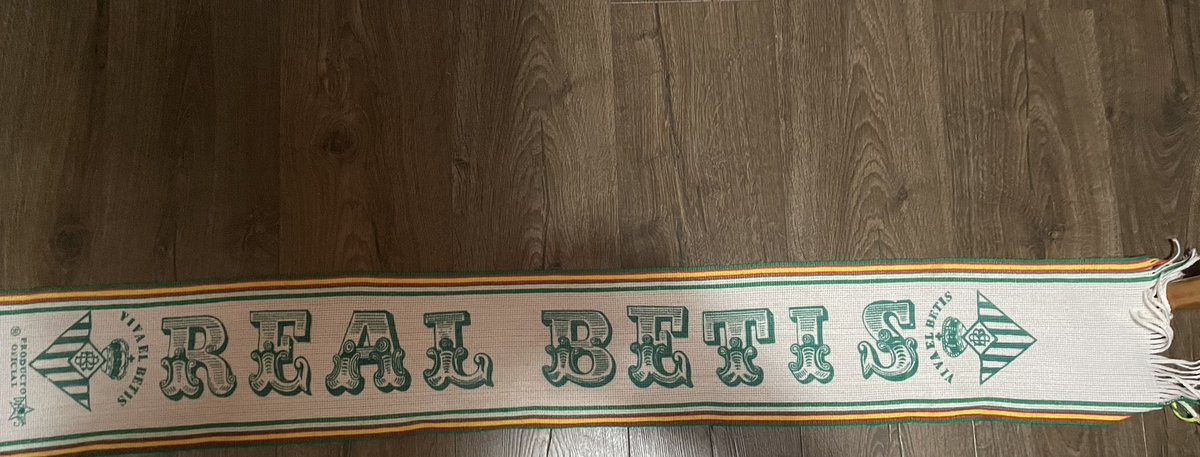 Me dicen esto por MD:

“El pasado jueves, en el partido Betis-Jagiellonia me encontré esta bufanda (puerta 22, vomitorio 126) 
Ruego difusión para encontrar su dueño”