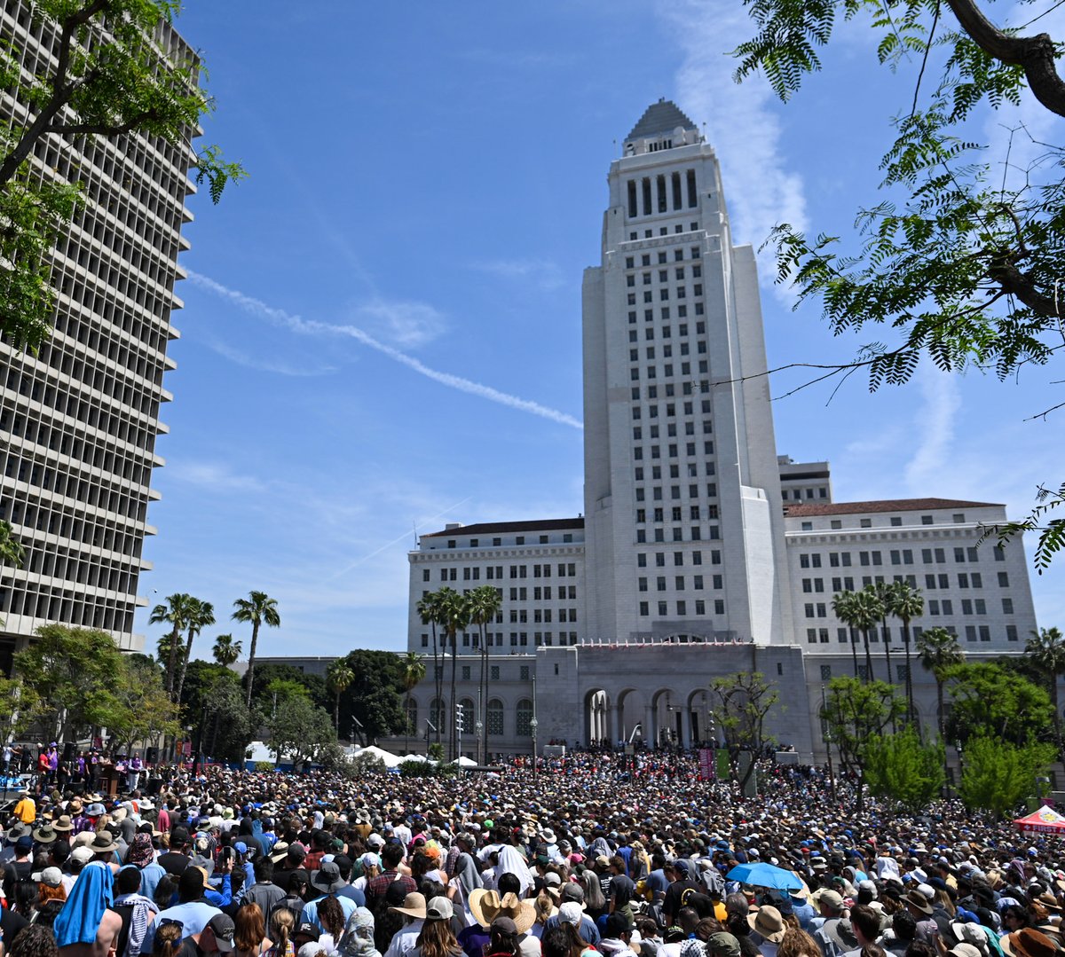 FightForAUnion's tweet photo. Today. Los Angeles vs the billionaires. 36,000 strong. https://t.co/FuFZppBTjn