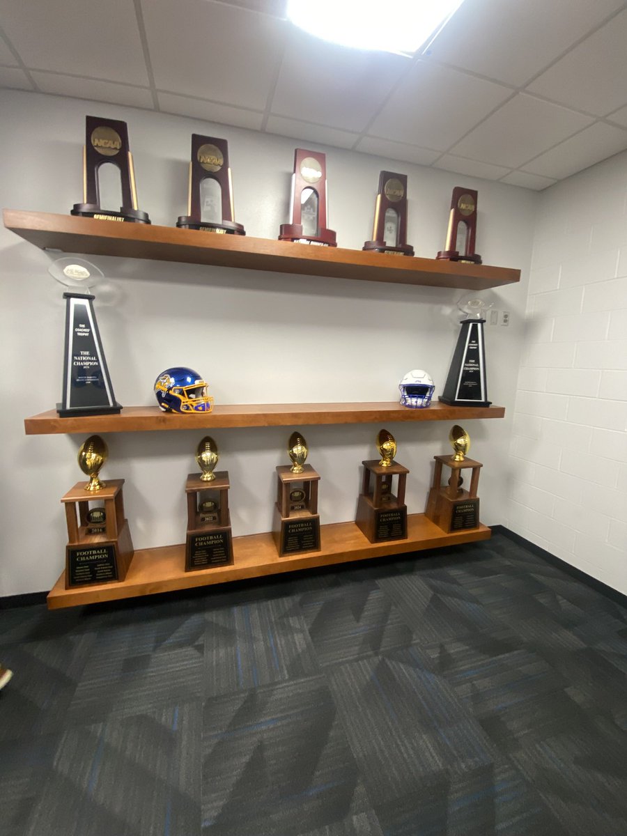 cole_hofer's tweet image. I had an awesome visit today with @GoJacksFB ! Thank you for having me! I can’t wait to be back in Brookings!! @Coach_Bergy @CoachMcLin @CoachDtjackson
@BobcatFB