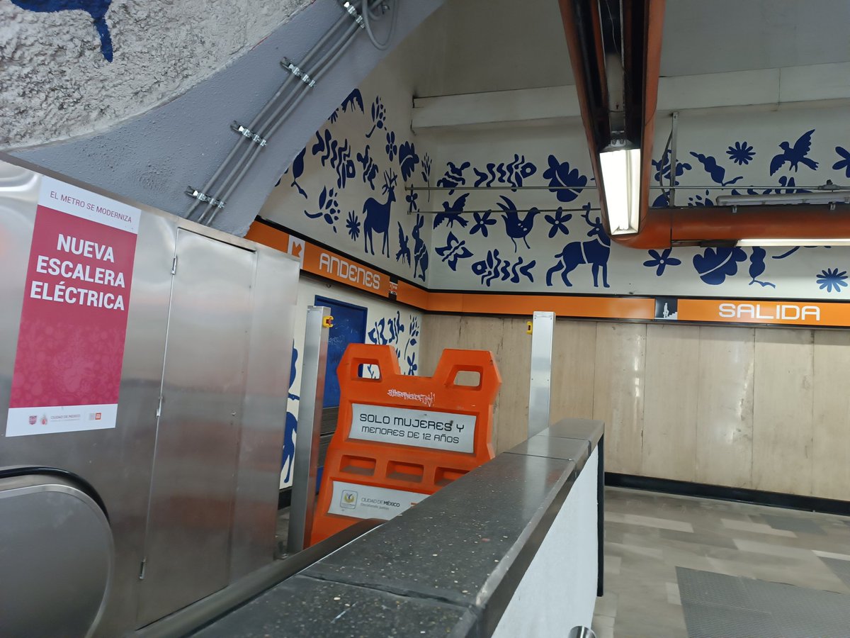 ONIX_GARCIA81's tweet photo. @MetroCDMX nuevamente en la estacion del metro Barranca del muerto linea 7,  no funcionan las escaleras electricas en la salida a la calle Gustavo E. Campa https://t.co/avXqWRYsqj