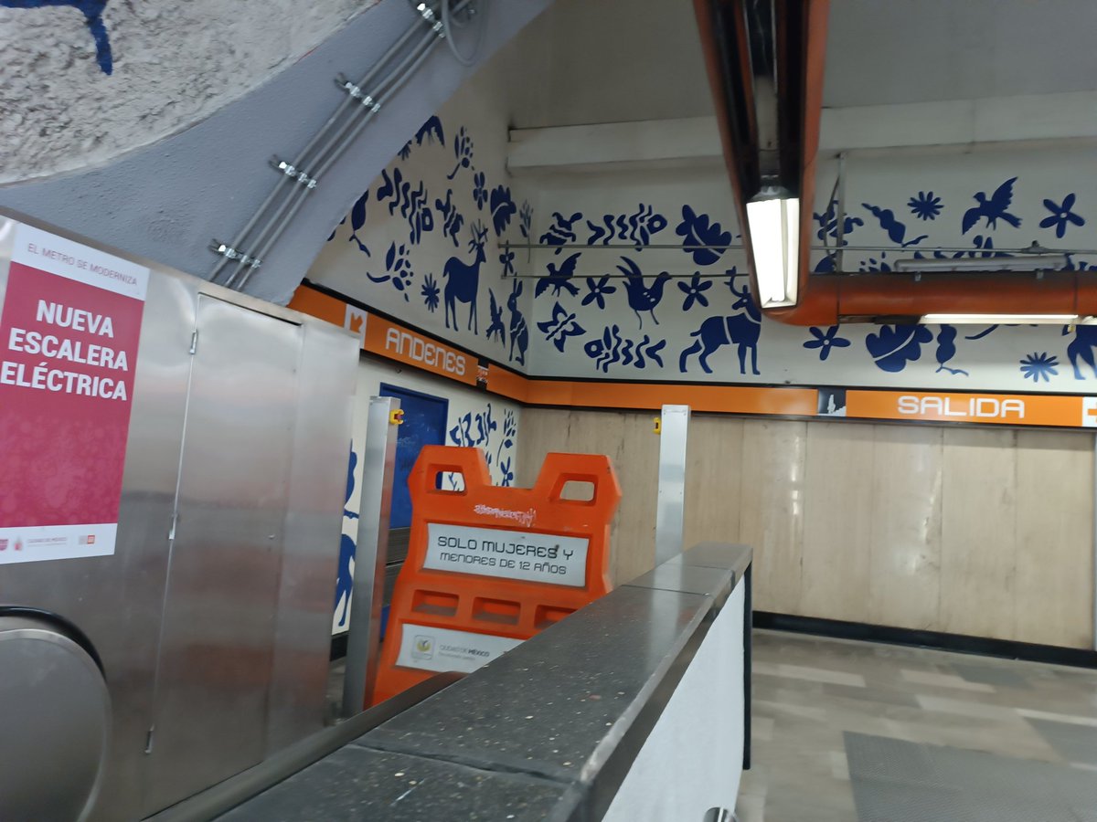 ONIX_GARCIA81's tweet photo. @MetroCDMX nuevamente en la estacion del metro Barranca del muerto linea 7,  no funcionan las escaleras electricas en la salida a la calle Gustavo E. Campa https://t.co/avXqWRYsqj