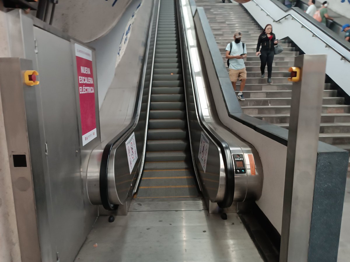 ONIX_GARCIA81's tweet photo. @MetroCDMX nuevamente en la estacion del metro Barranca del muerto linea 7,  no funcionan las escaleras electricas en la salida a la calle Gustavo E. Campa https://t.co/avXqWRYsqj