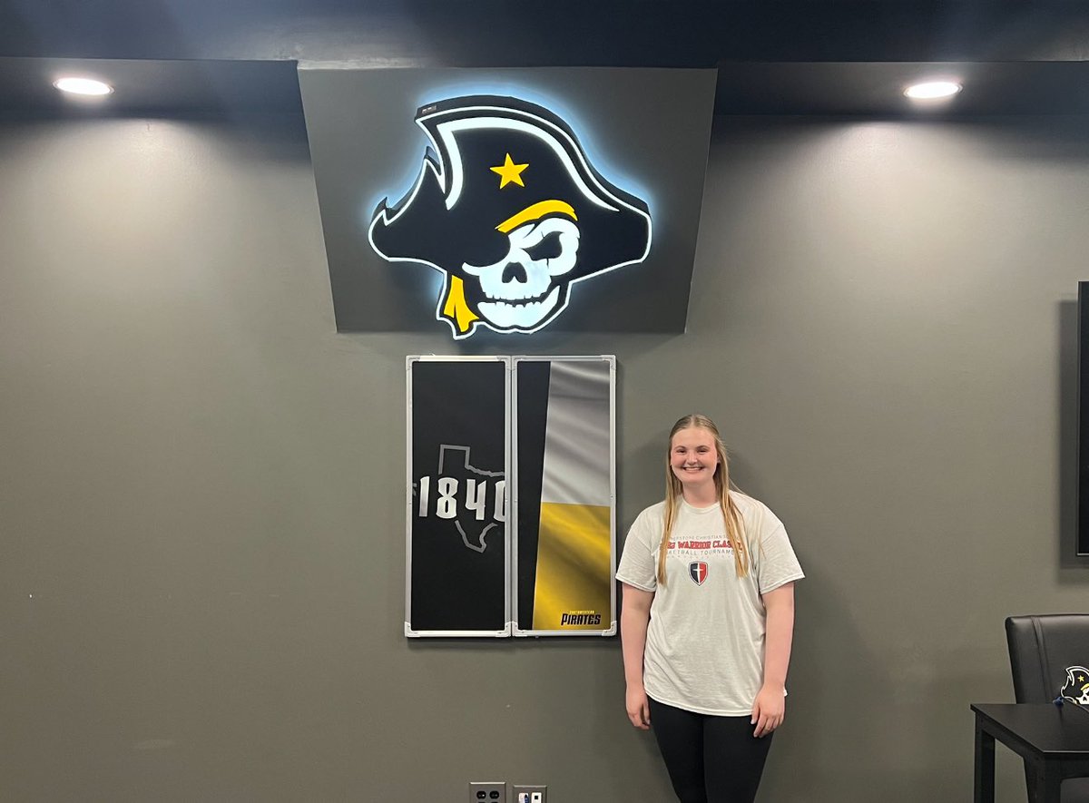 kierstinrink45's tweet photo. Thank you @BiglerCaitlin for taking the time to talk with us and show us around campus today! I’m so grateful for the offer to play for you and your program! 🖤🏴‍☠️💛 https://t.co/JiO6h9LMu9