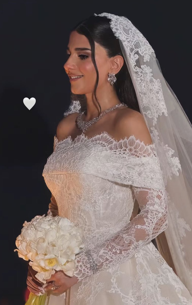 TrendsPlusNow's tweet photo. إطلالة نارين بيوتي في عرسها اليوم 😍❤️ https://t.co/ZZ8m0coGLB