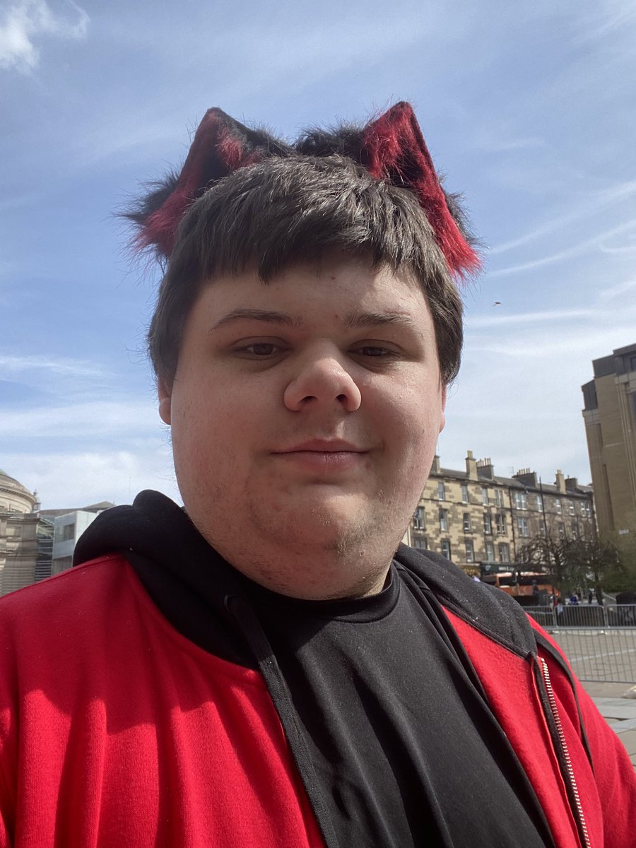 ABusiness28871's tweet photo. I went to a con today and accidentally became Aaron Lycan https://t.co/bKtpiPPjrA