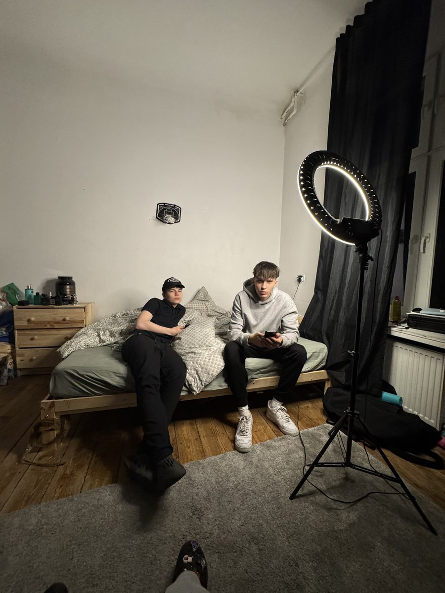 disco_karol's tweet photo. Pany co oni tu będą kręcić?? 🤔🤔 https://t.co/demekvPVPx