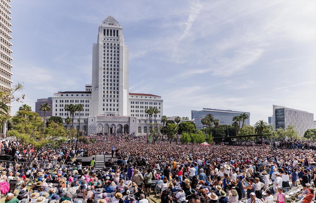 anna_bahr's tweet photo. 36,000 strong in Los Angeles.
Biggest @BernieSanders rally ever. https://t.co/5AH3ZPlIdS