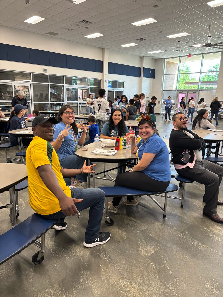 lorenarojo's tweet photo. My incredible staff @LFSmithElem make all events inclusive, inviting and fun! #Thisislfsmith #ProudPrincipal https://t.co/Q8EKpGjtXS