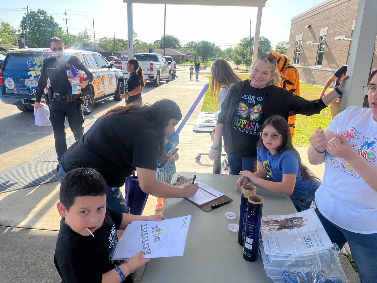 lorenarojo's tweet photo. My incredible staff @LFSmithElem make all events inclusive, inviting and fun! #Thisislfsmith #ProudPrincipal https://t.co/Q8EKpGjtXS