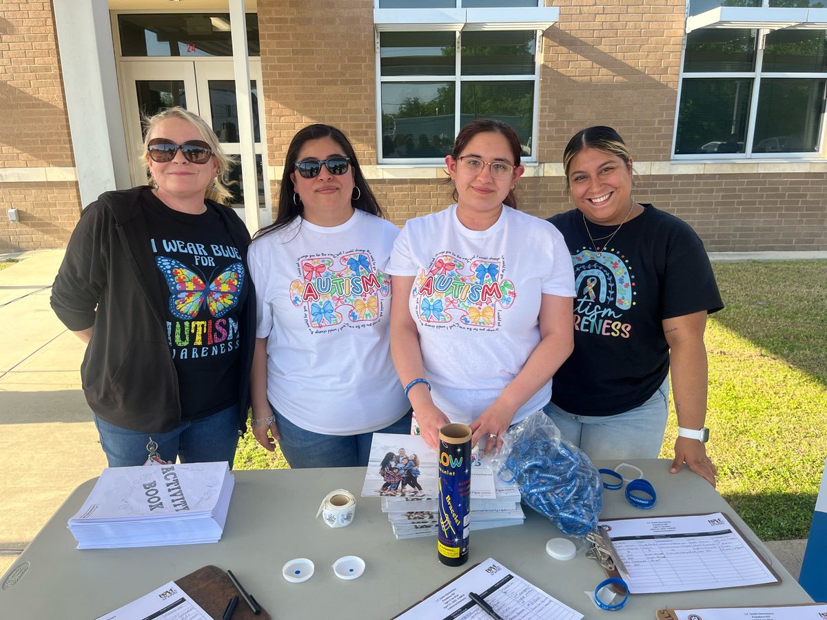 lorenarojo's tweet photo. My incredible staff @LFSmithElem make all events inclusive, inviting and fun! #Thisislfsmith #ProudPrincipal https://t.co/Q8EKpGjtXS