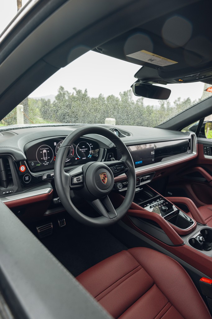 PorscheRiversid's tweet image. Command the road with the 2025 Cayenne S. Bold on the outside, refined on the inside with performance that backs up the badge and a cabin that wraps you in comfort. #CayenneS #PorscheRiverside #PorschePerformance