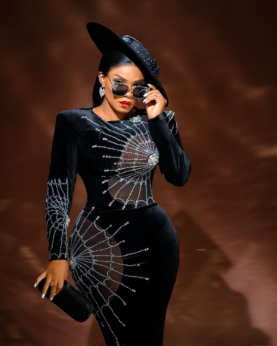 iyaboojo_'s tweet image. Abuja stands still for @obi_cubana @50 🖤
.
My beautiful dress @mubrikluxury

#fashion #Labakeolododo