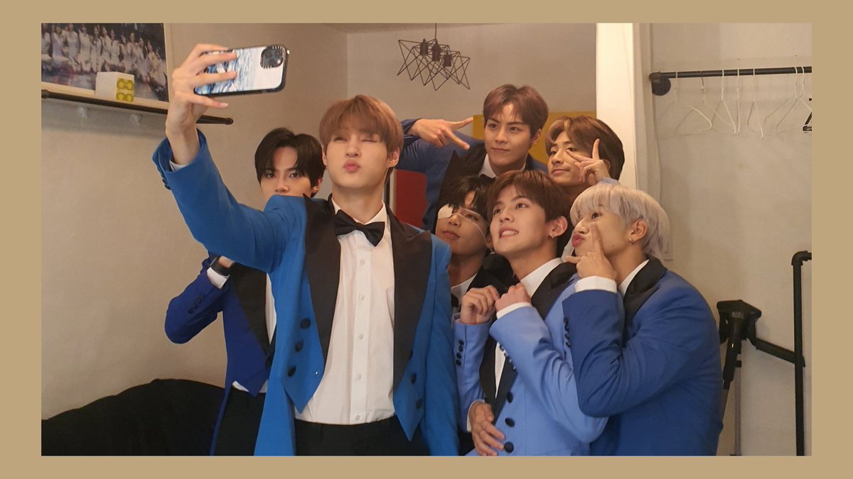 SOY296's tweet photo. 220413 TAN_official 
[#TAiry]
#태훈 이는 인간 셀카봉(?)
탄깅이들의 셀카현장~🦋🦋
2022.04.10🦋

Ps. #하드털이 #해봤습니다 😆

#TAN #창선 #주안 #재준 #성혁 #현엽 #태훈 #지성 #TAN_TD #탄깅티티😆 https://t.co/ZNgd4ArSFb