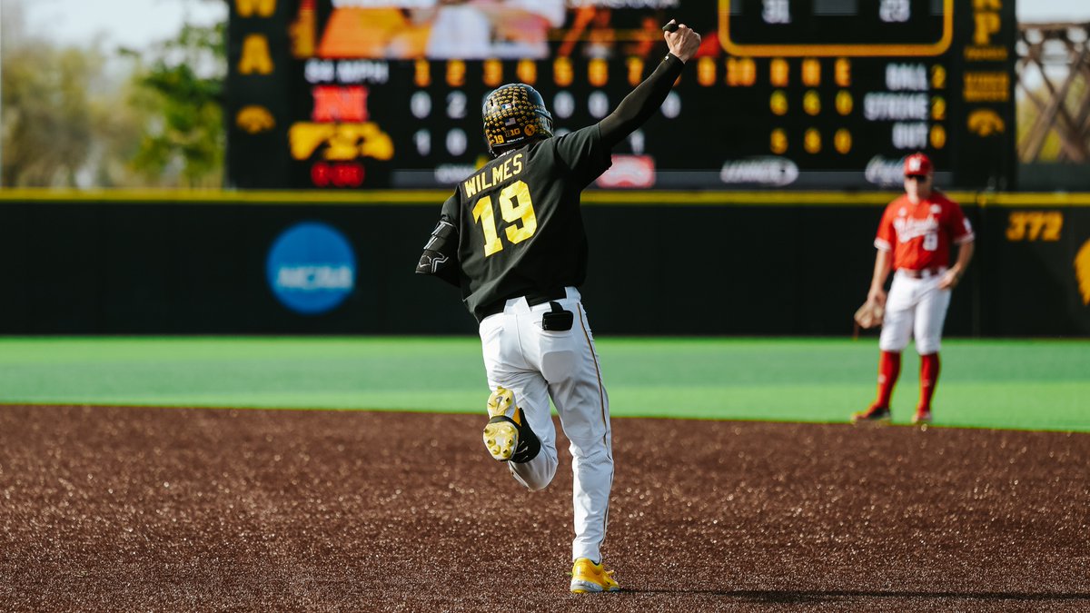 UIBaseball's tweet photo. BOOOOOM 💥

#Hawkeyes x @wilmes_ben https://t.co/TwI0PRwJUj