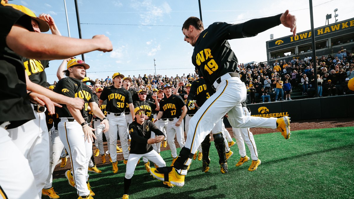 UIBaseball's tweet photo. BOOOOOM 💥

#Hawkeyes x @wilmes_ben https://t.co/TwI0PRwJUj