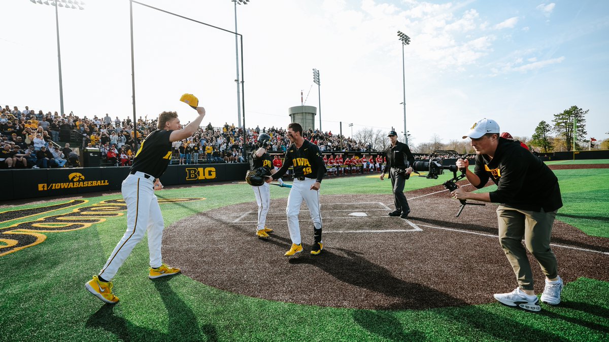 UIBaseball's tweet photo. BOOOOOM 💥

#Hawkeyes x @wilmes_ben https://t.co/TwI0PRwJUj