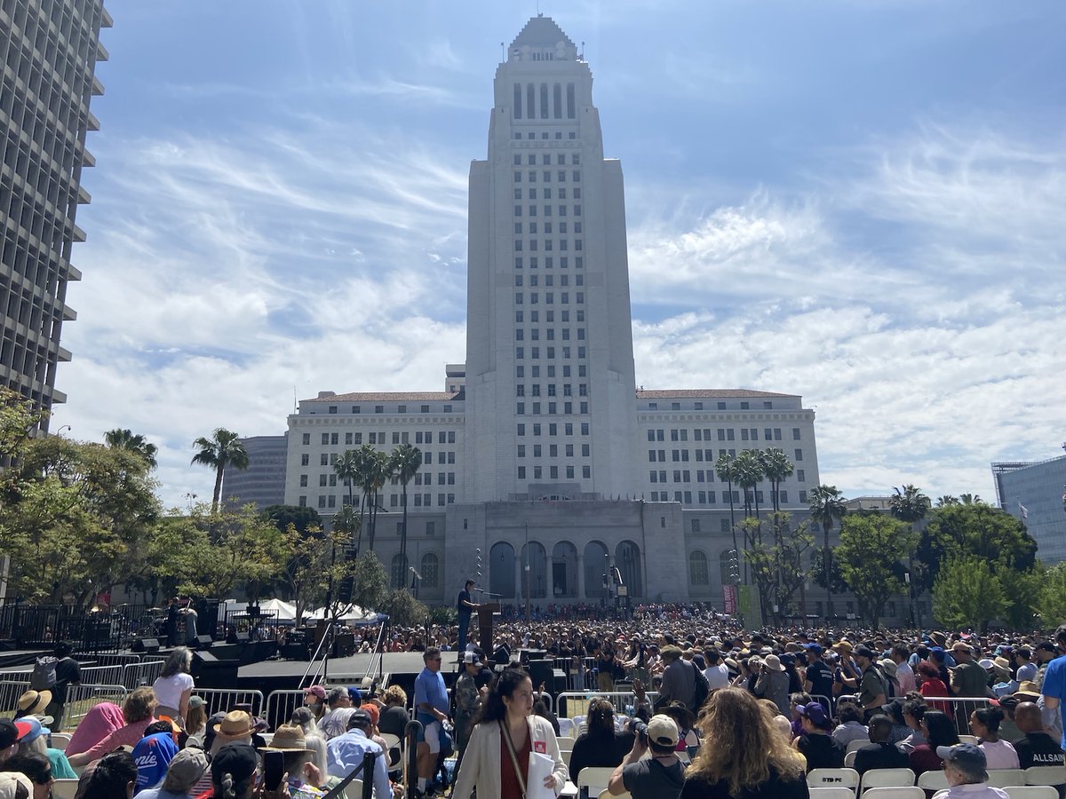 HousingHumanRt's tweet photo. We're participating in the "Fight the Oligarchy" Rally in LA today with Sen. @BernieSanders and @AOC and @Neilyoung.  

Corporate landlords are part of that oligarchy, and we must rent regulations to stop their predatory greed.  Join us in that fight! #fighttheoligarchy https://t.co/1t7dlGCUGS