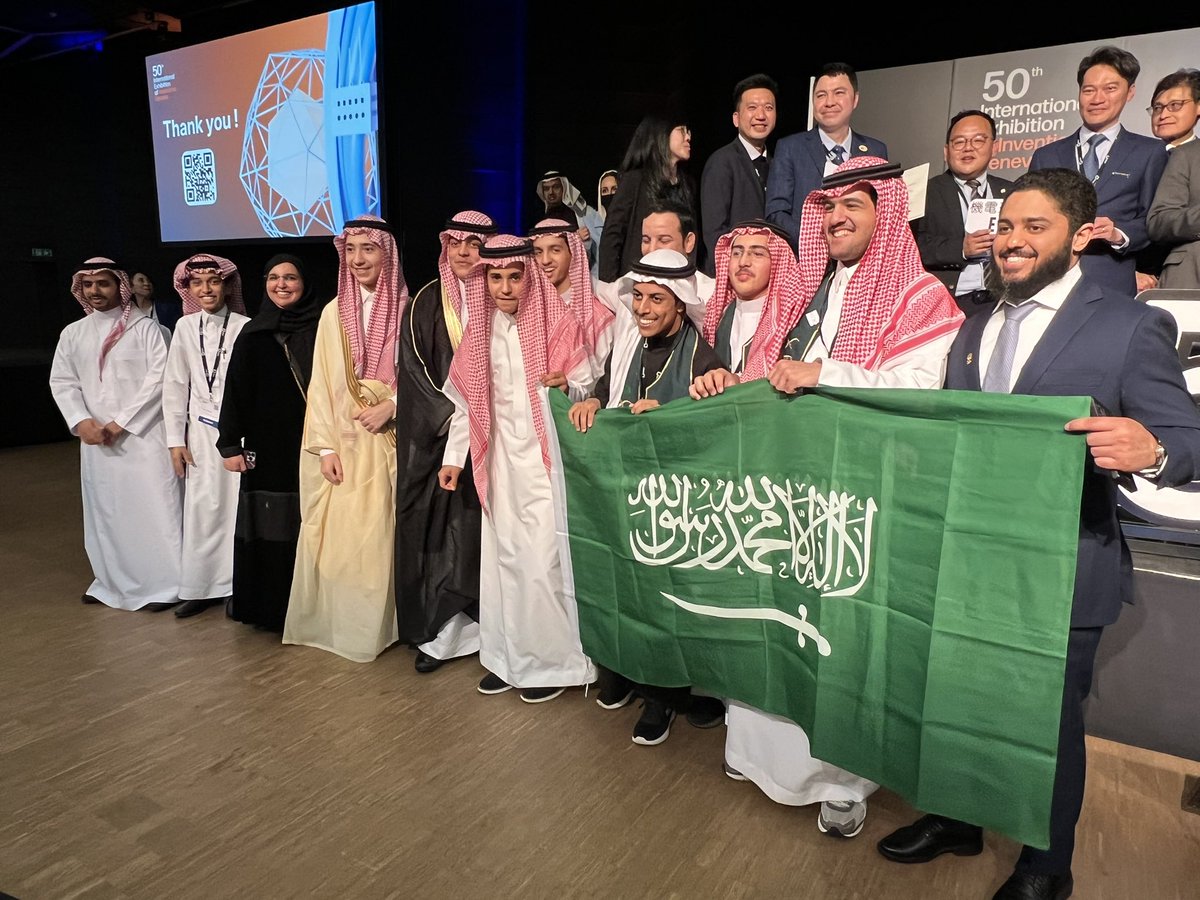 Mohammad_Zakri's tweet photo. جابوها عيالنا والله 🥇🏆🥇
مبروك للمملكة
مبروك اكاديمية طويق @TuwaiqAcademy 
مبروك منظومة التعليم ووزارة التعليم @moe_gov_sa 
مبروك لإبني الغالي مكي @makkithebo وزميله أمين سرجيني تحققيهم للميدالية الذهبية مع مرتبة الشرف في مسابقة جنيف الدولي للإختراعات بسويسرا … يارب لك الحمد🤲🏻 https://t.co/5MWlJEy2lq