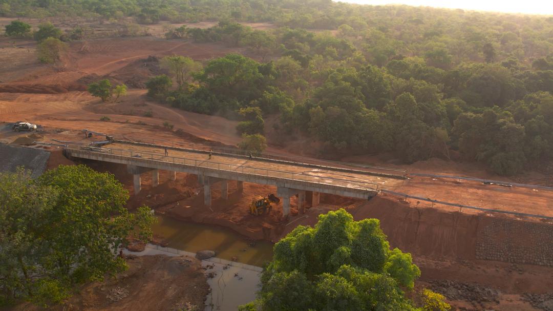 UEauMali's tweet photo. Inauguration du pont de Dékorobougou à Sikasso par Mme le Gouverneur.
Ce pont de 60 m avec 1 200 m de voies d’accès a été financé par @UEauMali via @MaliProjes. Il permettra de désenclaver Niéna et Kolondièba et permettra l’évacuation des malades et l’acheminement des produits. https://t.co/SPOULJAhxq