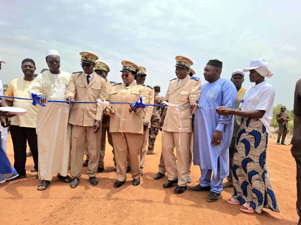 UEauMali's tweet photo. Inauguration du pont de Dékorobougou à Sikasso par Mme le Gouverneur.
Ce pont de 60 m avec 1 200 m de voies d’accès a été financé par @UEauMali via @MaliProjes. Il permettra de désenclaver Niéna et Kolondièba et permettra l’évacuation des malades et l’acheminement des produits. https://t.co/SPOULJAhxq