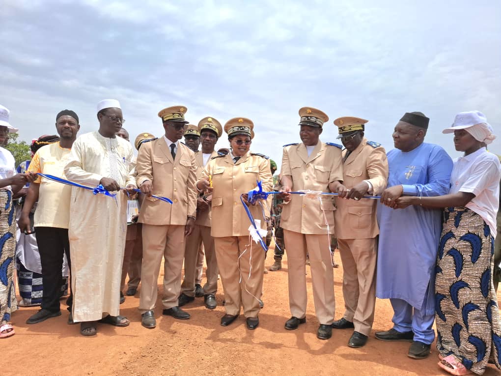 UEauMali's tweet photo. Inauguration du pont de Dékorobougou à Sikasso par Mme le Gouverneur.
Ce pont de 60 m avec 1 200 m de voies d’accès a été financé par @UEauMali via @MaliProjes. Il permettra de désenclaver Niéna et Kolondièba et permettra l’évacuation des malades et l’acheminement des produits. https://t.co/SPOULJAhxq
