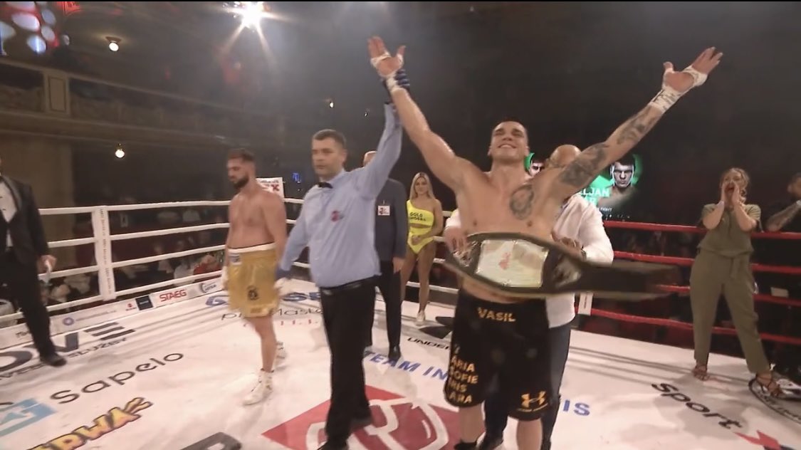 PTrbusek's tweet photo. Vasil Ducár na body úplně vymazal Agateljana a získal pás křížové váhy ČUBP. Takhle jednoznačný průběh zápasu jsem nečekal😳
#TheRing15 #TohleJeBox https://t.co/ecQrXw6rxU