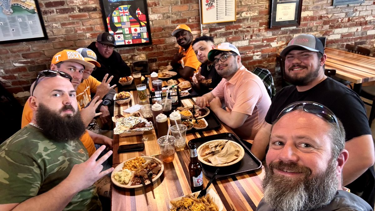 BoogieBentley's tweet photo. Post Game with the boys!

GBO🍊 https://t.co/UCJ0sWCwZK