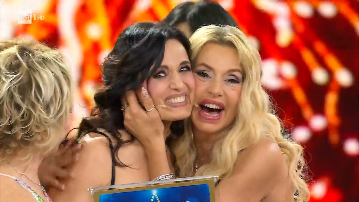 christiiaan____'s tweet photo. complimenti lorenza mario farai un bellissimo ballando con le stelle 2025 e poi condurrai un branded content nel sabato mattina di rai2 #nvdb #nevedremodellebelle https://t.co/dQGvfcNWTV