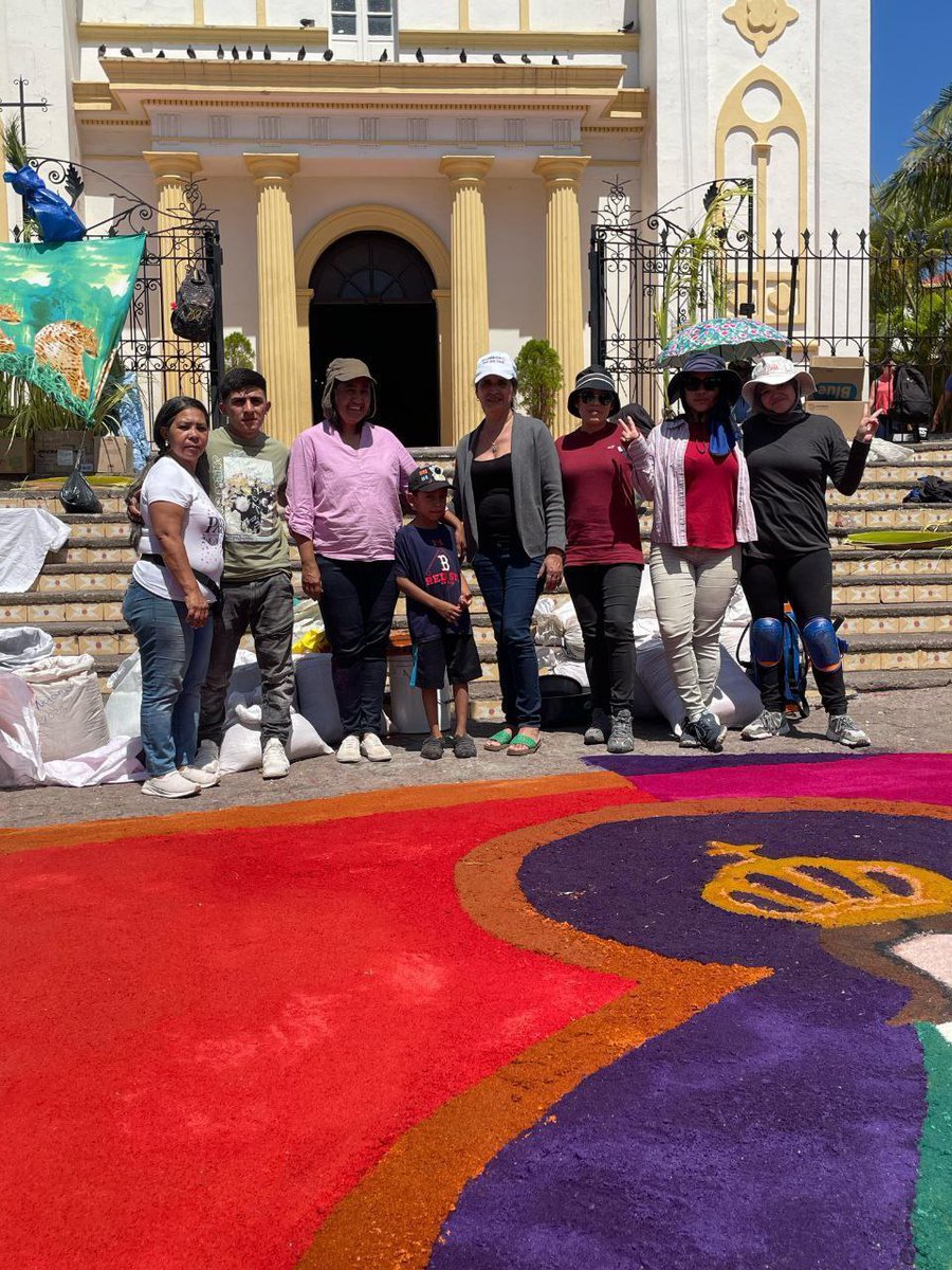 AlcaldiaDCHN's tweet image. Con dedicación los feligreses llenan de color el aserrín y lo tranforman en coloridas piezas artísticas para demostrar su devoción a la Virgencita de Suyapa.🌈⛪️

¡Venite a la Ermita de Suyapa y vivamos juntos la Semana Santa!

#amdc
#virgendesuyapa
#alfombras
#semanasanta