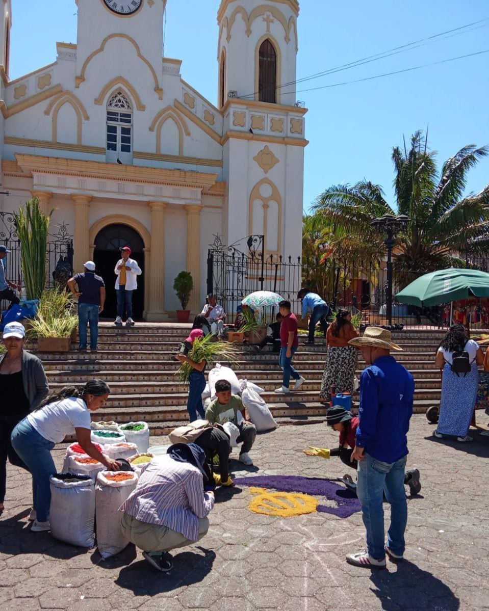 AlcaldiaDCHN's tweet image. Con dedicación los feligreses llenan de color el aserrín y lo tranforman en coloridas piezas artísticas para demostrar su devoción a la Virgencita de Suyapa.🌈⛪️

¡Venite a la Ermita de Suyapa y vivamos juntos la Semana Santa!

#amdc
#virgendesuyapa
#alfombras
#semanasanta