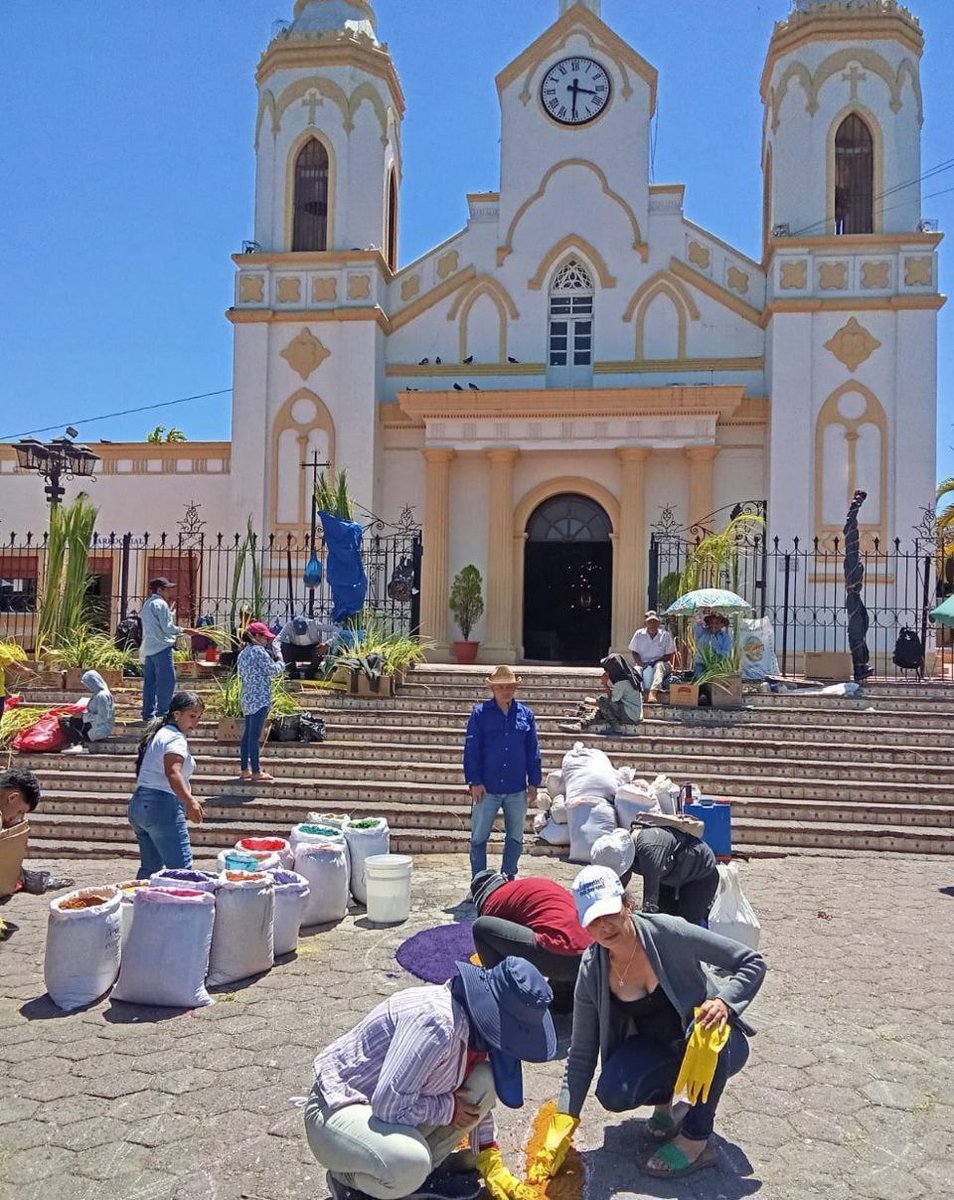 AlcaldiaDCHN's tweet image. Con dedicación los feligreses llenan de color el aserrín y lo tranforman en coloridas piezas artísticas para demostrar su devoción a la Virgencita de Suyapa.🌈⛪️

¡Venite a la Ermita de Suyapa y vivamos juntos la Semana Santa!

#amdc
#virgendesuyapa
#alfombras
#semanasanta