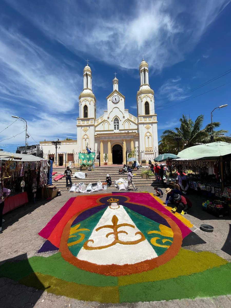 AlcaldiaDCHN's tweet image. Con dedicación los feligreses llenan de color el aserrín y lo tranforman en coloridas piezas artísticas para demostrar su devoción a la Virgencita de Suyapa.🌈⛪️

¡Venite a la Ermita de Suyapa y vivamos juntos la Semana Santa!

#amdc
#virgendesuyapa
#alfombras
#semanasanta