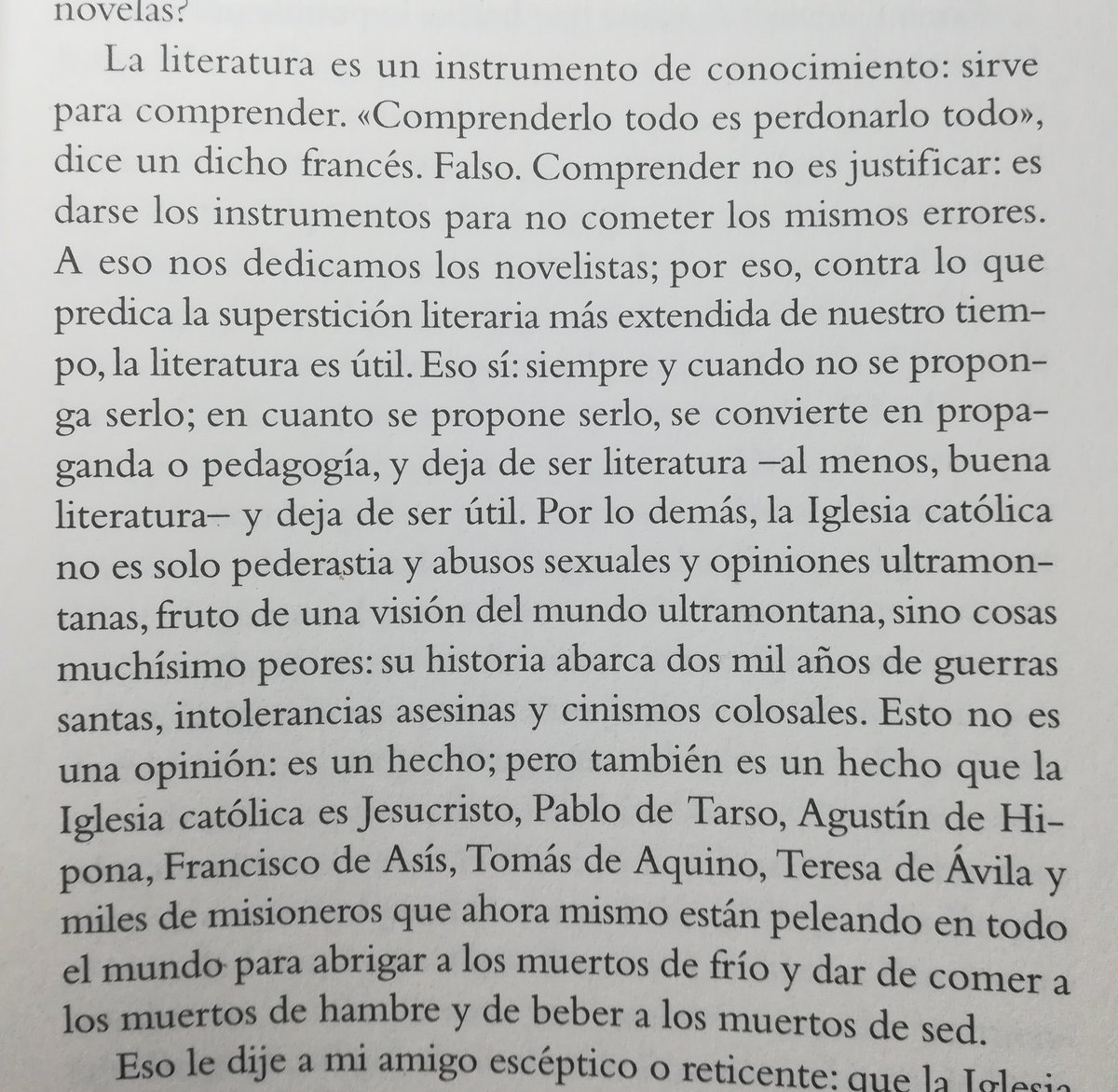 Llevo pocas páginas. En las primeras me ha hecho sonreír (¡milagro!). Lo que sigue me está gustando mucho, pero mucho.
"El loco de Dios en el fin del mundo", Javier Cercas