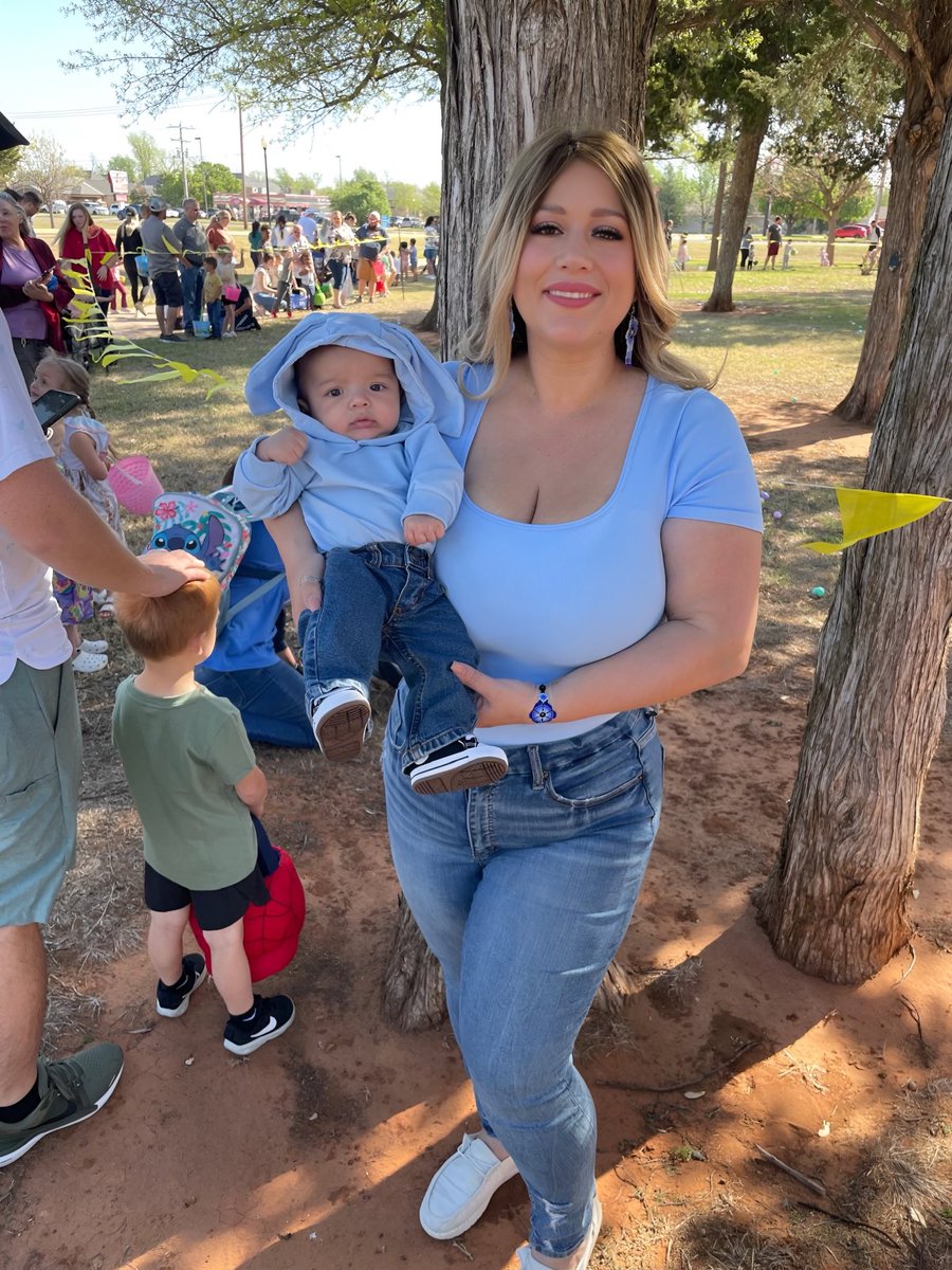 Danielito en Mustang recogiendo sus primeros huevitos de pascua 🐣. Creo que estaba más emocionada yo 🤣  pero lo que importa son los recuerdos 💙.

#pascua #easter #oklahoma #mustang #easteregghunt #easteregg #ootd #amazonfashion #fashionista