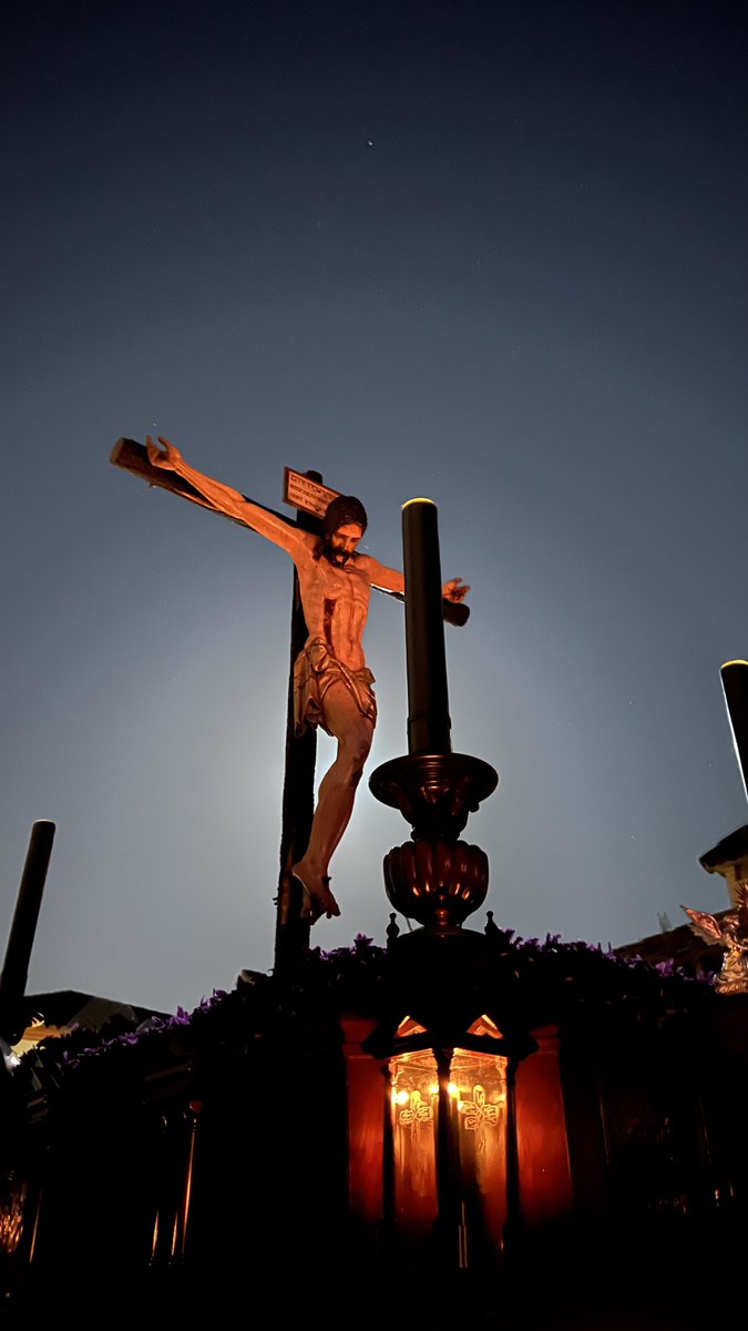 0:15| El Santísimo Cristo de la Vera Cruz llega a la Plaza de Ntra Sra de la Estrella.