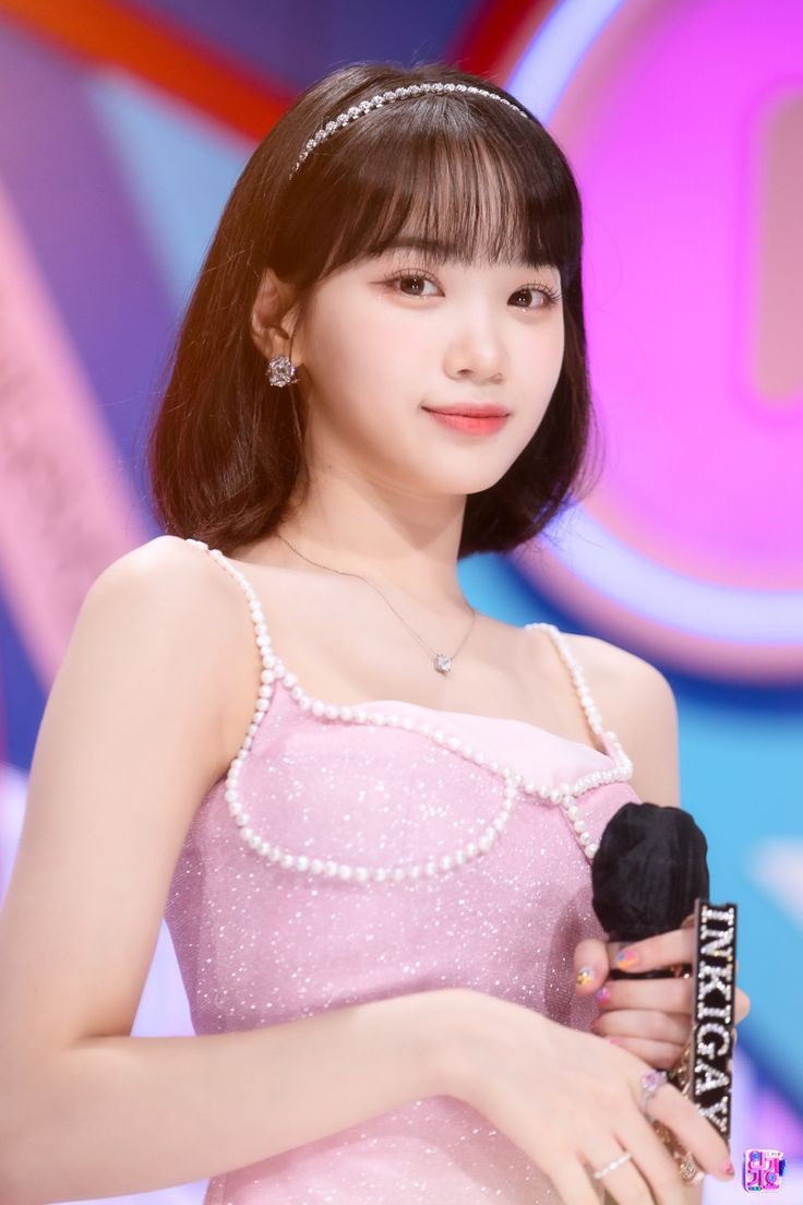 HANKAESAN's tweet photo. @HCH01Sungchan @HCH04Jungwon @HeartCareHub @HCH00Cewon Tirai merah Heart Care Hub Awards terbuka, sorak sorai penonton menyambut kehadiran Chaewon yang anggun dalam gaun pink muda berkilauan dan Sehun yang gagah dalam tuksedo hitam. Keduanya berjalan berdampingan menuju panggung, memukau dengan visual dan aura bintang. https://t.co/dQHqPLl6SL