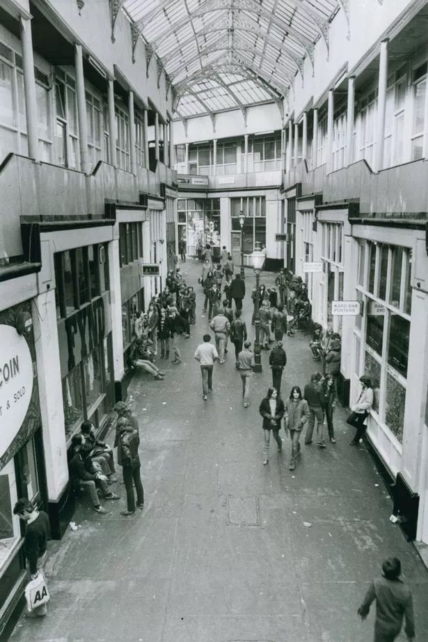 LikeOldTat's tweet photo. 1978
I used to buy 1930-50’s collarless shirts and waistcoats from the #LittleShop in the #HandysideArcade for between 50p and £1.50. https://t.co/YJFWSZSUvT