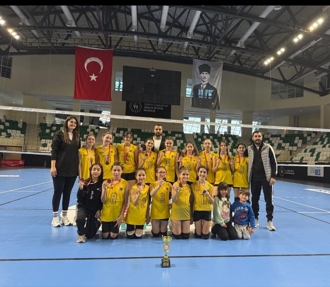 Vavukekspres's tweet photo. Giresun Midi Kızlar Voleybol Turnuvası'nı 3. tamamladık 🏐
Tirebolu Vavuk Ekspresspor olarak voleyboldaki ilk adımımızda kürsüye çıkmanın gururunu yaşıyoruz 💛🤎
Şampiyon Espiye Voleybol SK’yı ve 2. olan 1957 Espiyespor’u tebrik ederiz 🌺 https://t.co/639daf32Gs