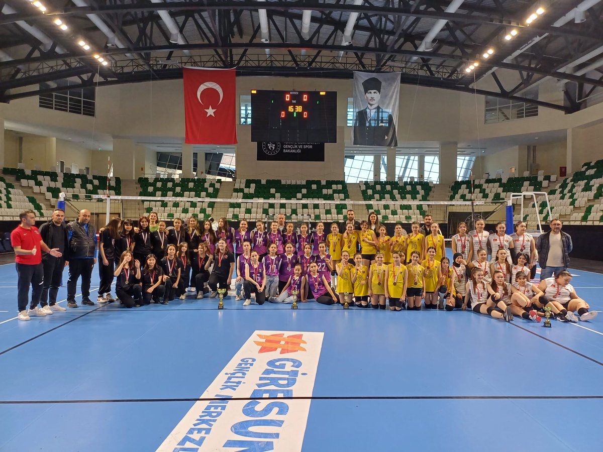 Vavukekspres's tweet photo. Giresun Midi Kızlar Voleybol Turnuvası'nı 3. tamamladık 🏐
Tirebolu Vavuk Ekspresspor olarak voleyboldaki ilk adımımızda kürsüye çıkmanın gururunu yaşıyoruz 💛🤎
Şampiyon Espiye Voleybol SK’yı ve 2. olan 1957 Espiyespor’u tebrik ederiz 🌺 https://t.co/639daf32Gs