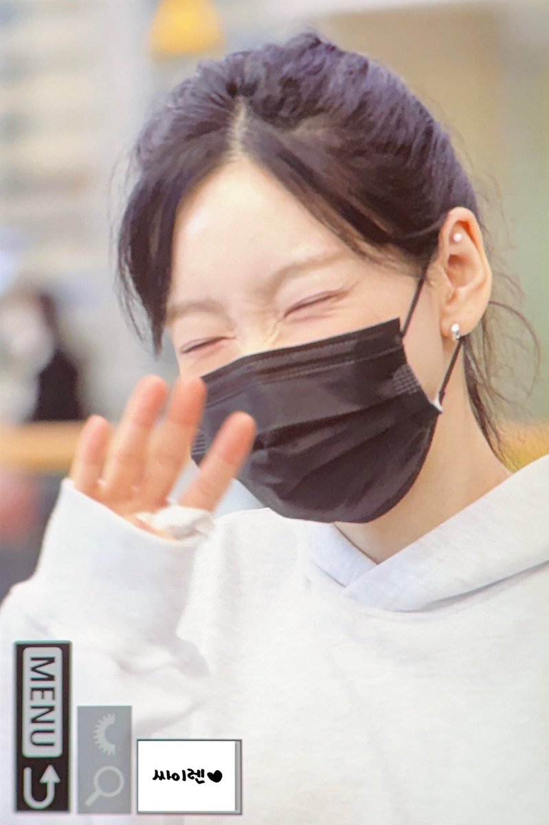 SIRENx39's tweet photo. 250413 입국😆
#TAEYEON #태연 https://t.co/rUxiQKUUxy