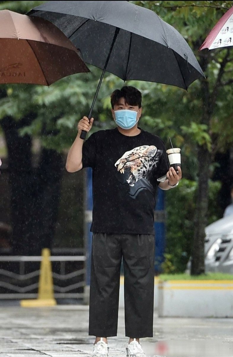 감히 소원합니다 
봄이 다 녹기 전에
그대를 볼 수 있기를.
사랑하는 나의 사람아
나 그대의 그림자되어 
그대 곁에서 숨 쉴 수 있기를.
#김호중 #KIMHOJOONG #TVAROTTI #소원_약속
#봄날에_김호중을기다립니다